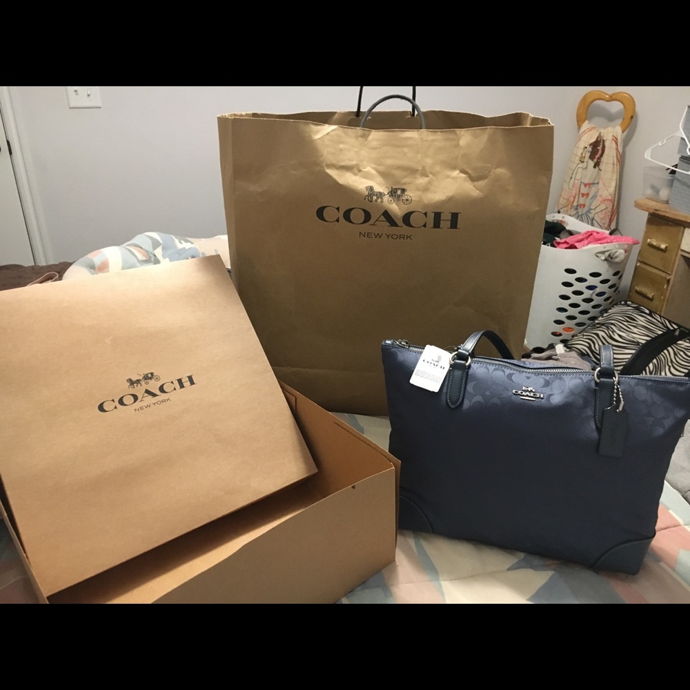 Beautiful NWT Navy Coach Tote